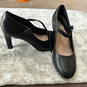 Mary Jane 3 inch heels by Clark’s !!! size7